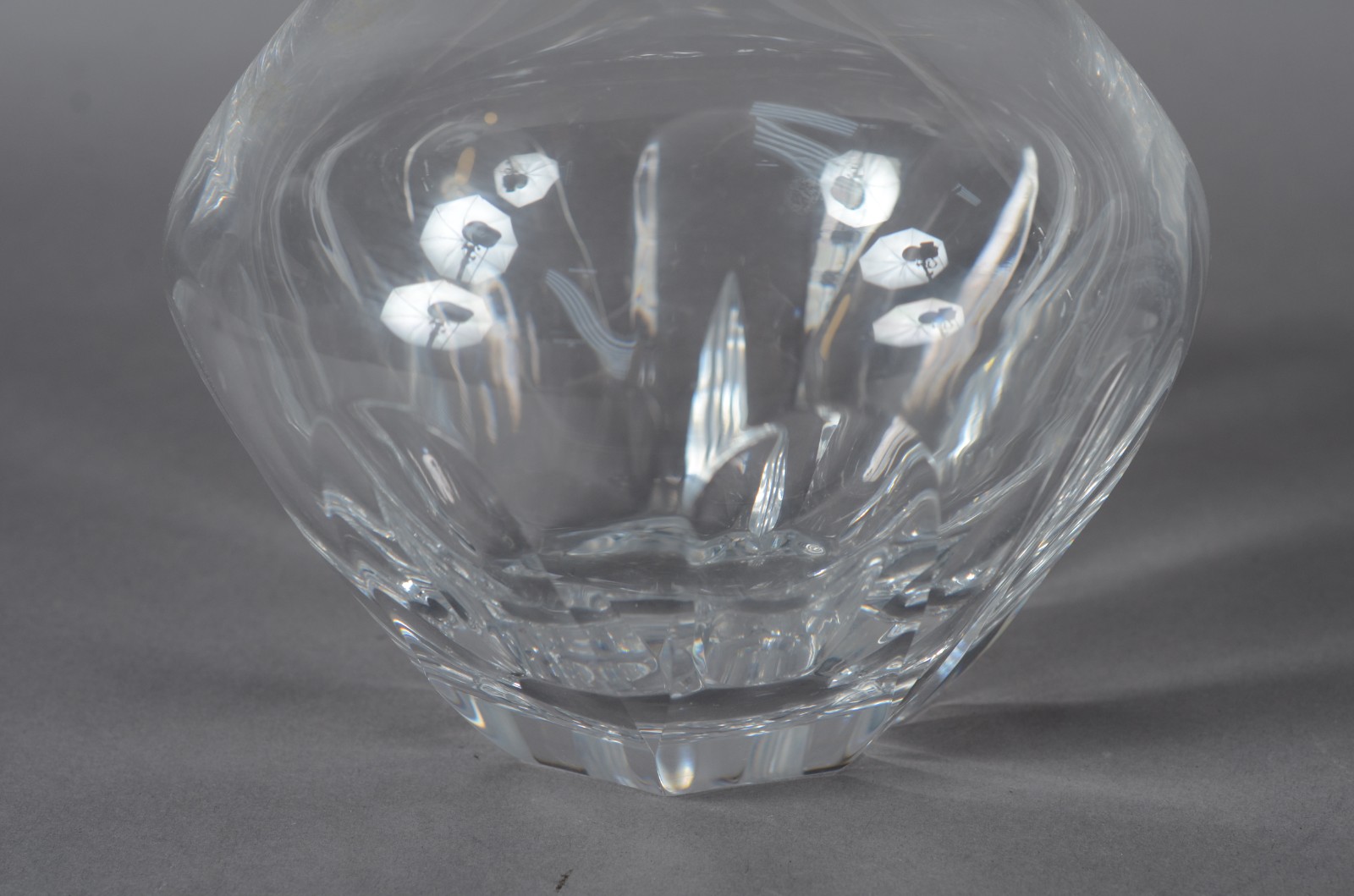 Garrafa de cristal europeu lapidado. - foto 4 de 7