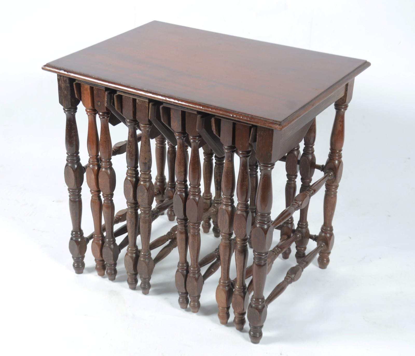 Mesa ninho de madeira nobre, feitio retangular, com 4 mesas de... - foto 1 de 11