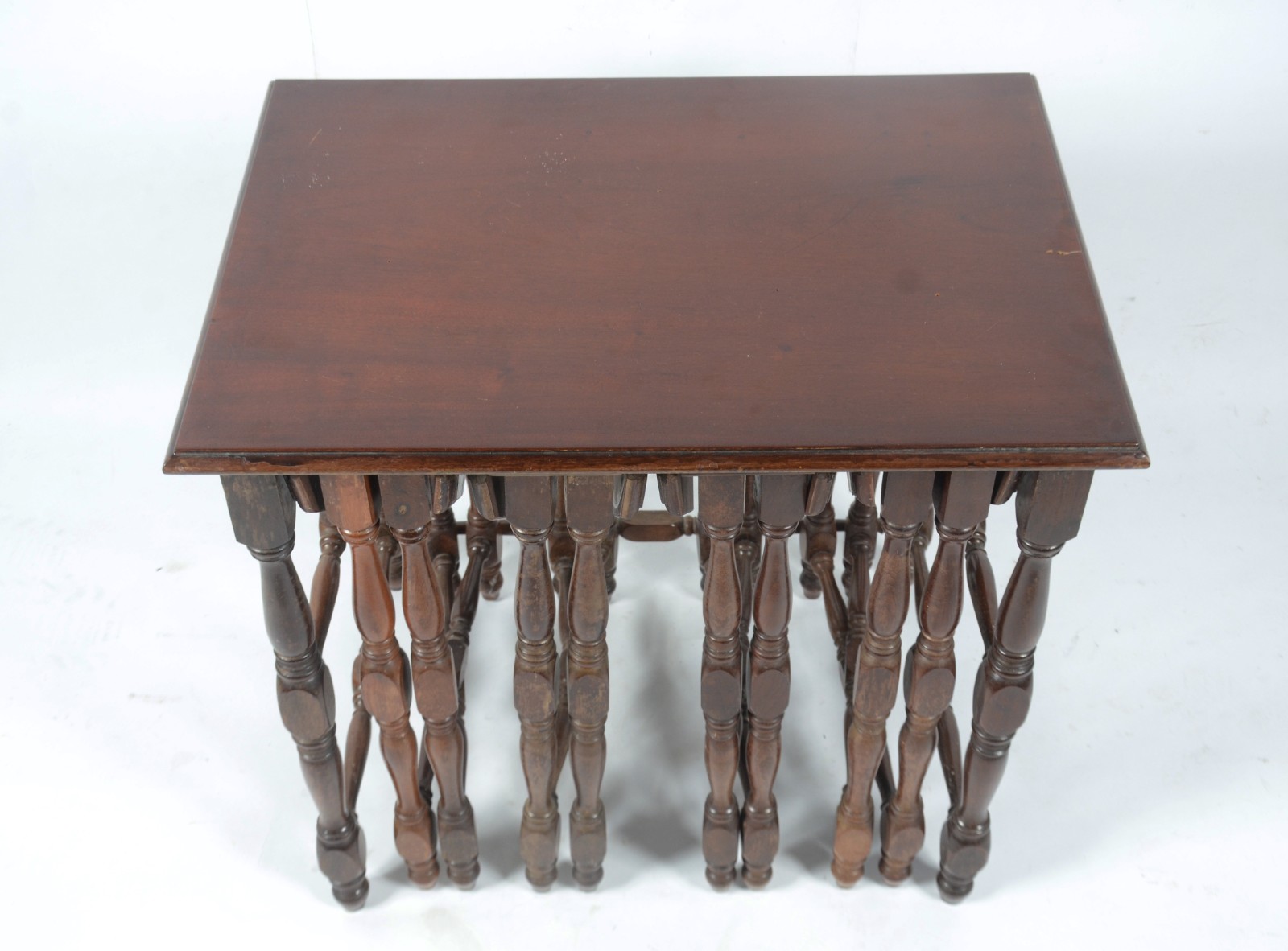 Mesa ninho de madeira nobre, feitio retangular, com 4 mesas de... - foto 3 de 11