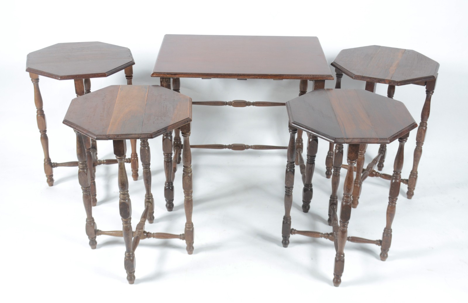 Mesa ninho de madeira nobre, feitio retangular, com 4 mesas de... - foto 4 de 11