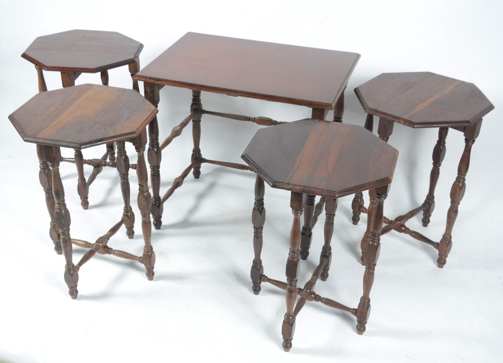 Mesa ninho de madeira nobre, feitio retangular, com 4 mesas de... - foto 5 de 11