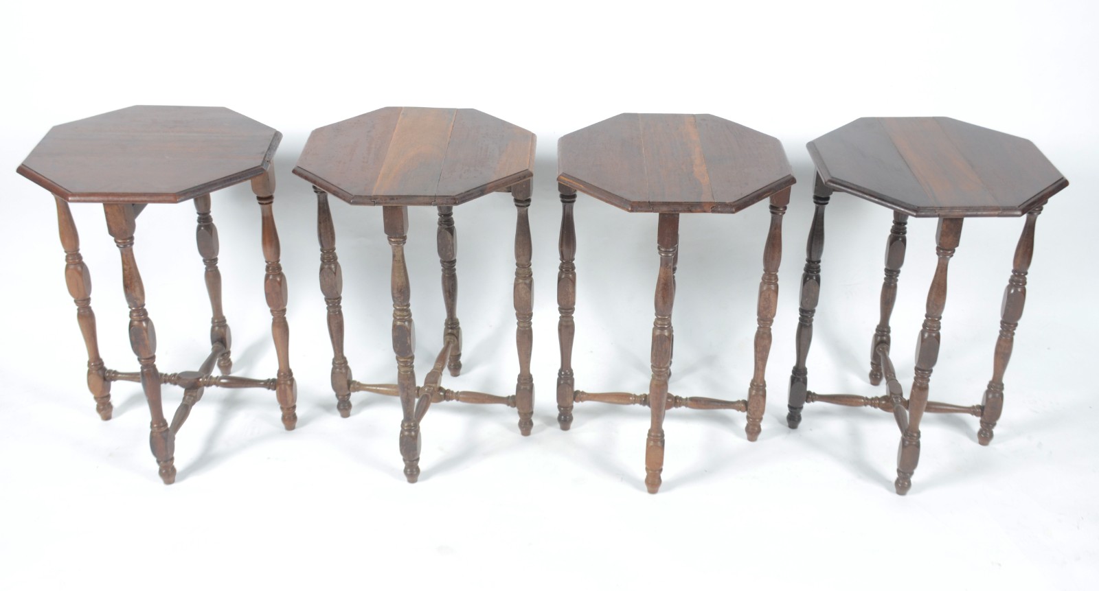 Mesa ninho de madeira nobre, feitio retangular, com 4 mesas de... - foto 6 de 11
