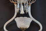 Lustre de cristal feitio lira, guarnição superi... - Lustre de cristal feitio lira, guarnição superior de bronze, manga fosca lavrada, pingentes lapidados. Alt. 75 cm.