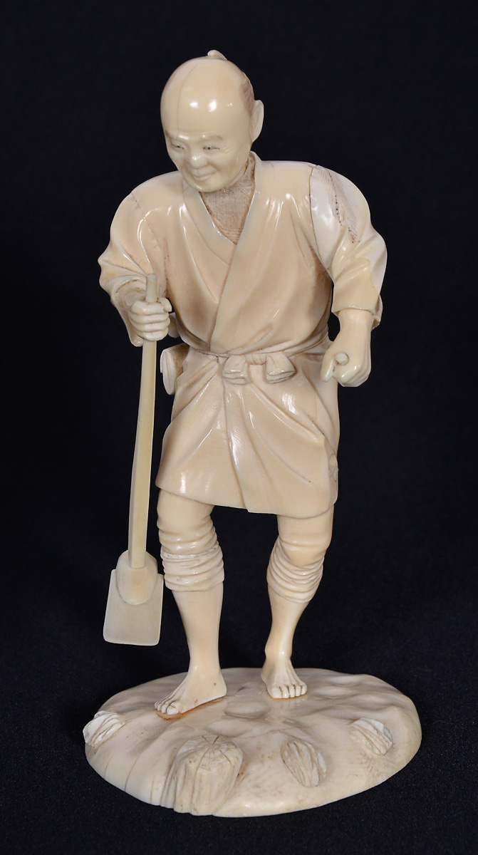 Estatueta de marfim japones repres.homem com enxada. Alt.total 16,5...