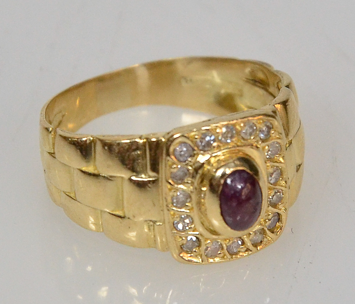 Anel de ouro 18 k, rubi cabochon e 0,34 cts de brilhantes, peso 6,4...
