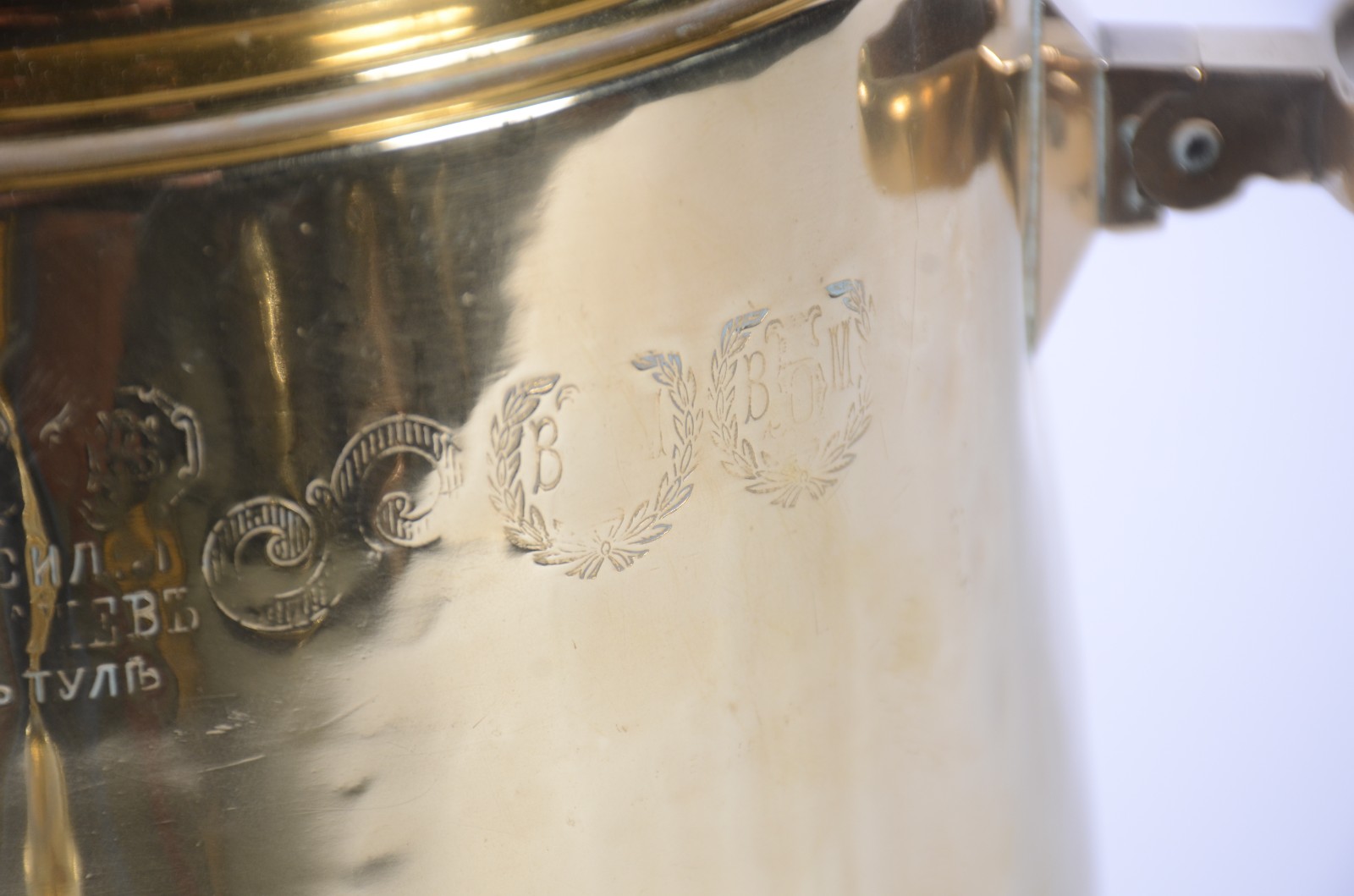 Samovar russo de metal dourado, corpo cilíndrico com base quadrada... - foto 3 de 10