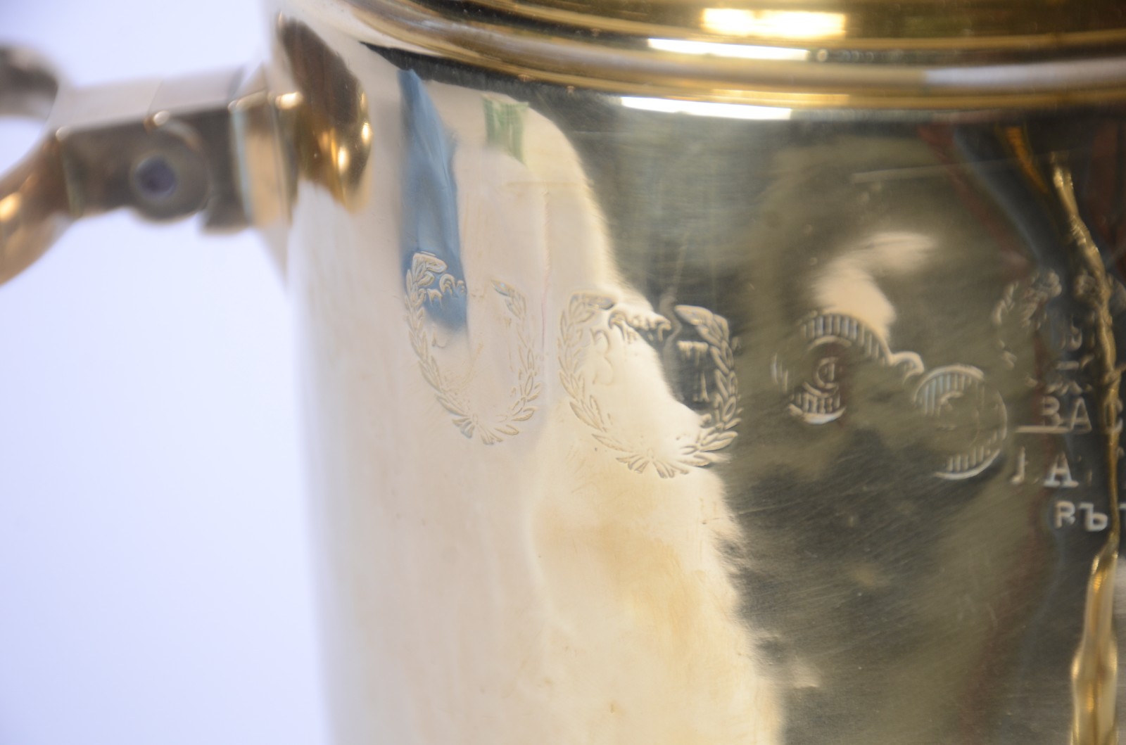 Samovar russo de metal dourado, corpo cilíndrico com base quadrada... - foto 4 de 10