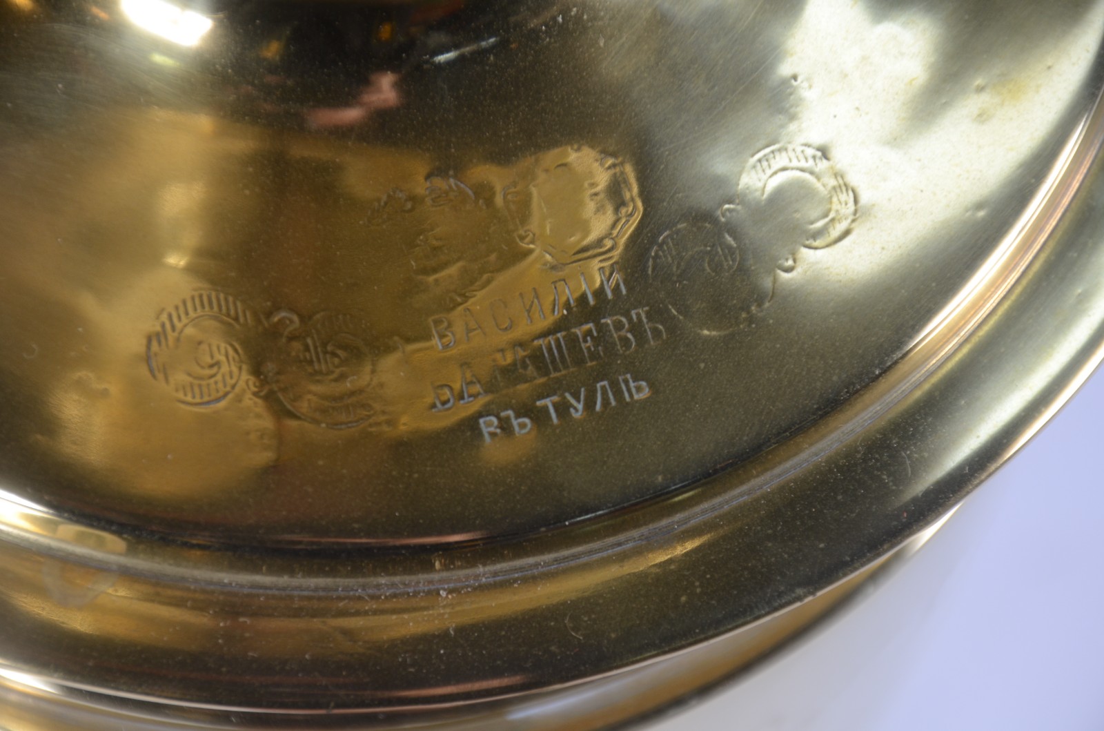 Samovar russo de metal dourado, corpo cilíndrico com base quadrada... - foto 6 de 10