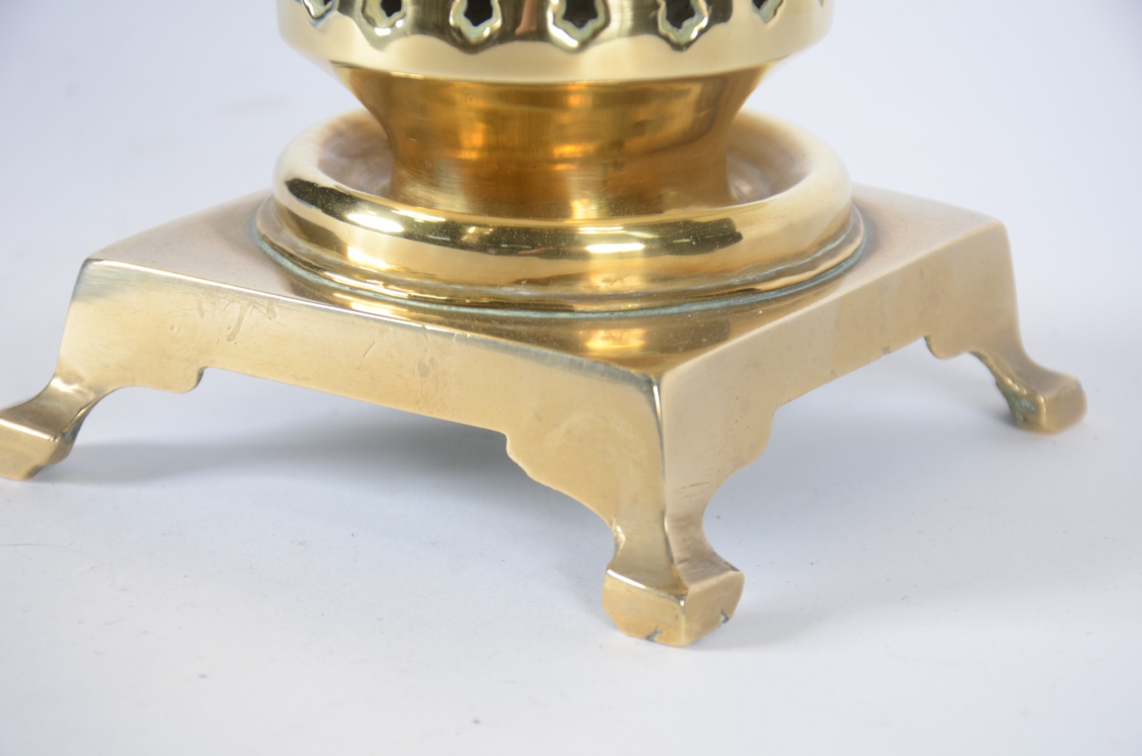 Samovar russo de metal dourado, corpo cilíndrico com base quadrada... - foto 7 de 10