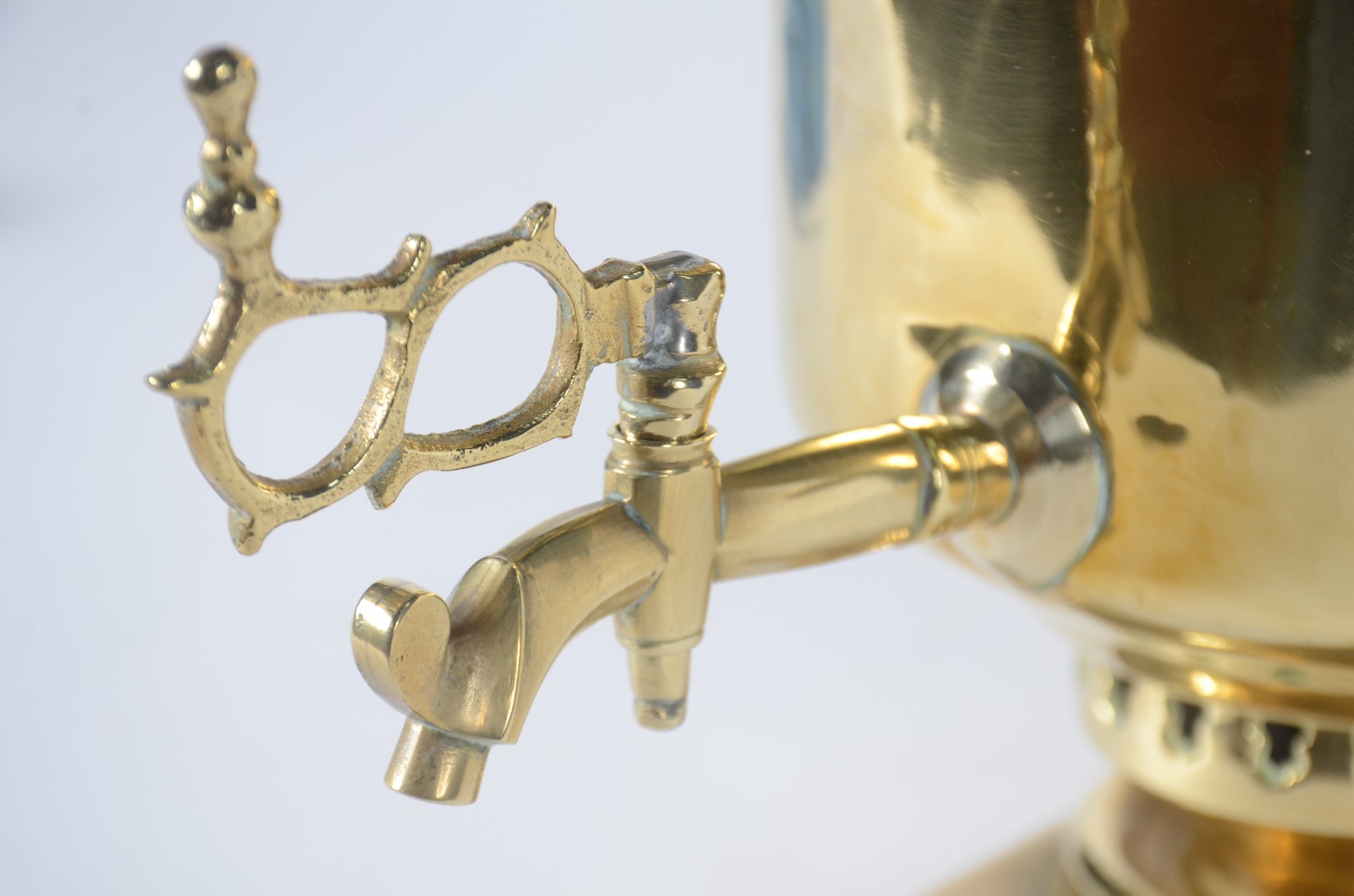 Samovar russo de metal dourado, corpo cilíndrico com base quadrada... - foto 8 de 10