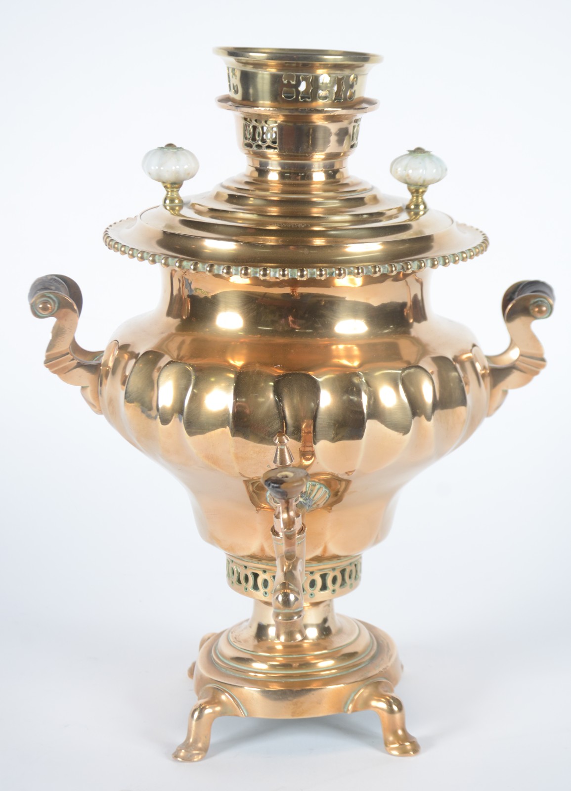 Samovar russo de metal dourado, corpo trabalhado em gomos, alças... - foto 2 de 11