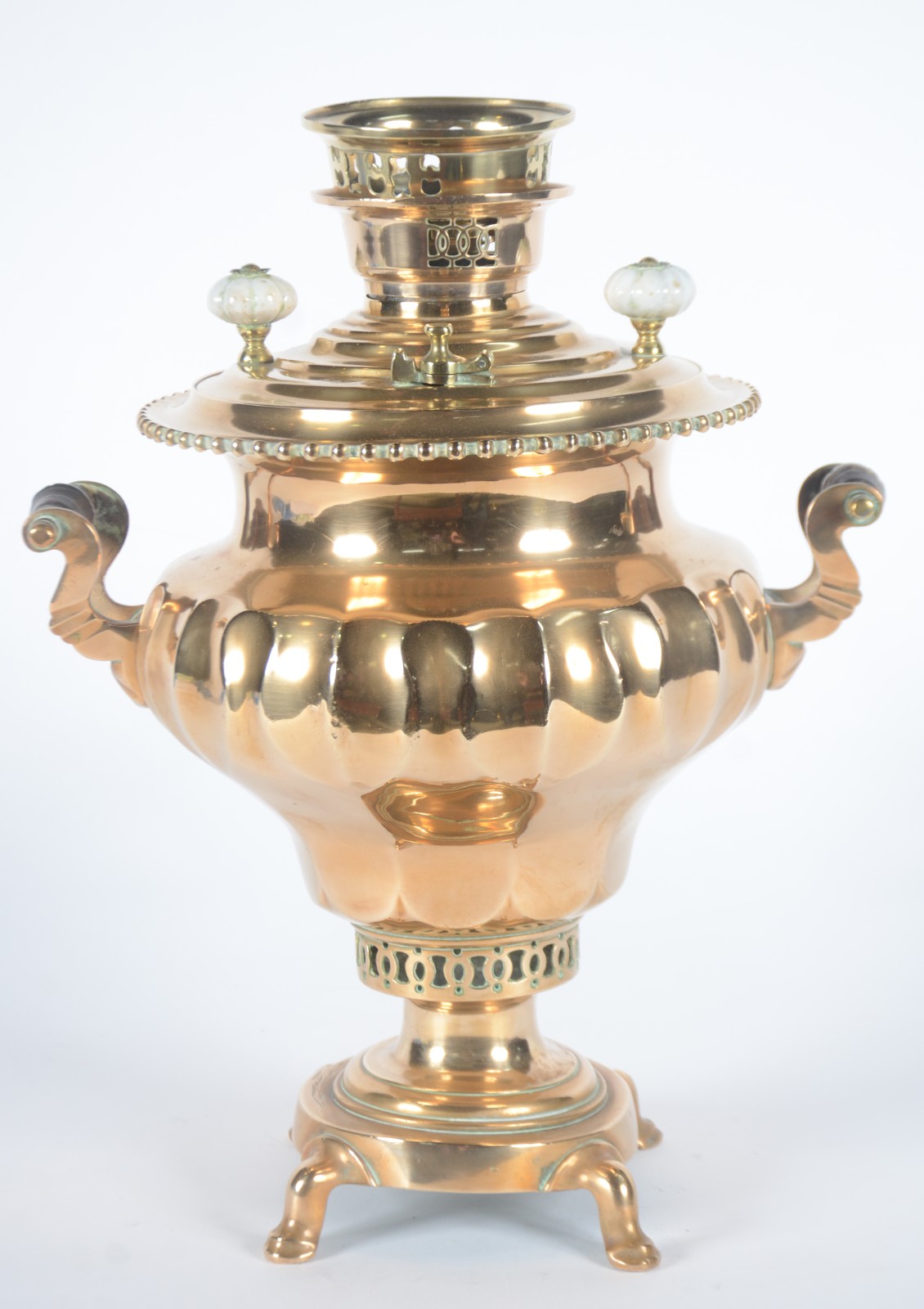 Samovar russo de metal dourado, corpo trabalhado em gomos, alças... - foto 3 de 11