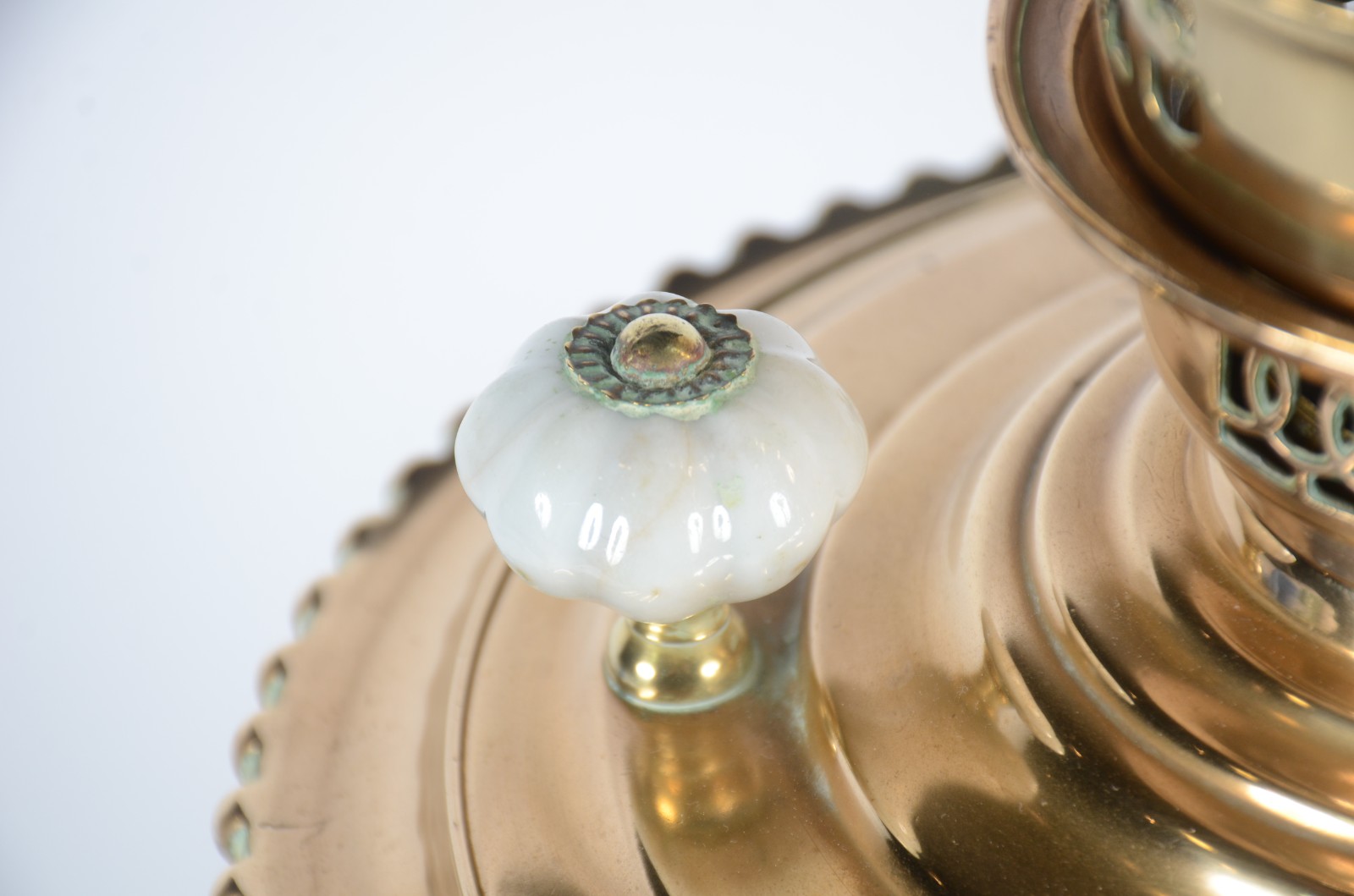 Samovar russo de metal dourado, corpo trabalhado em gomos, alças... - foto 4 de 11