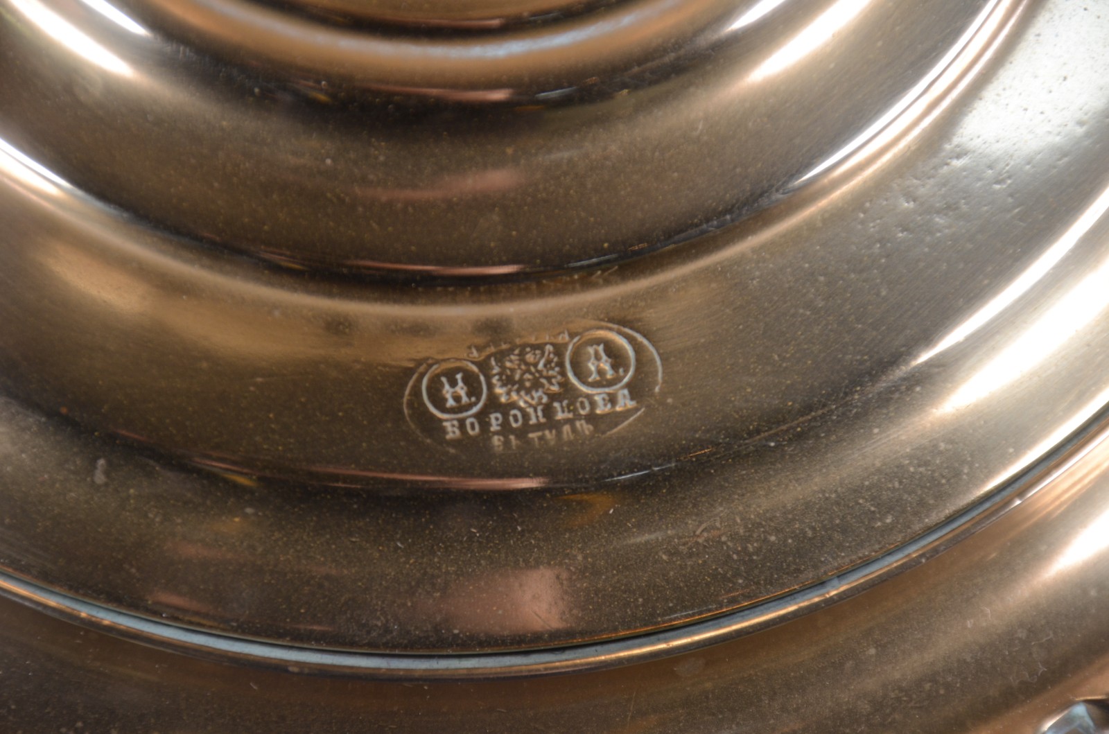 Samovar russo de metal dourado, corpo trabalhado em gomos, alças... - foto 5 de 11