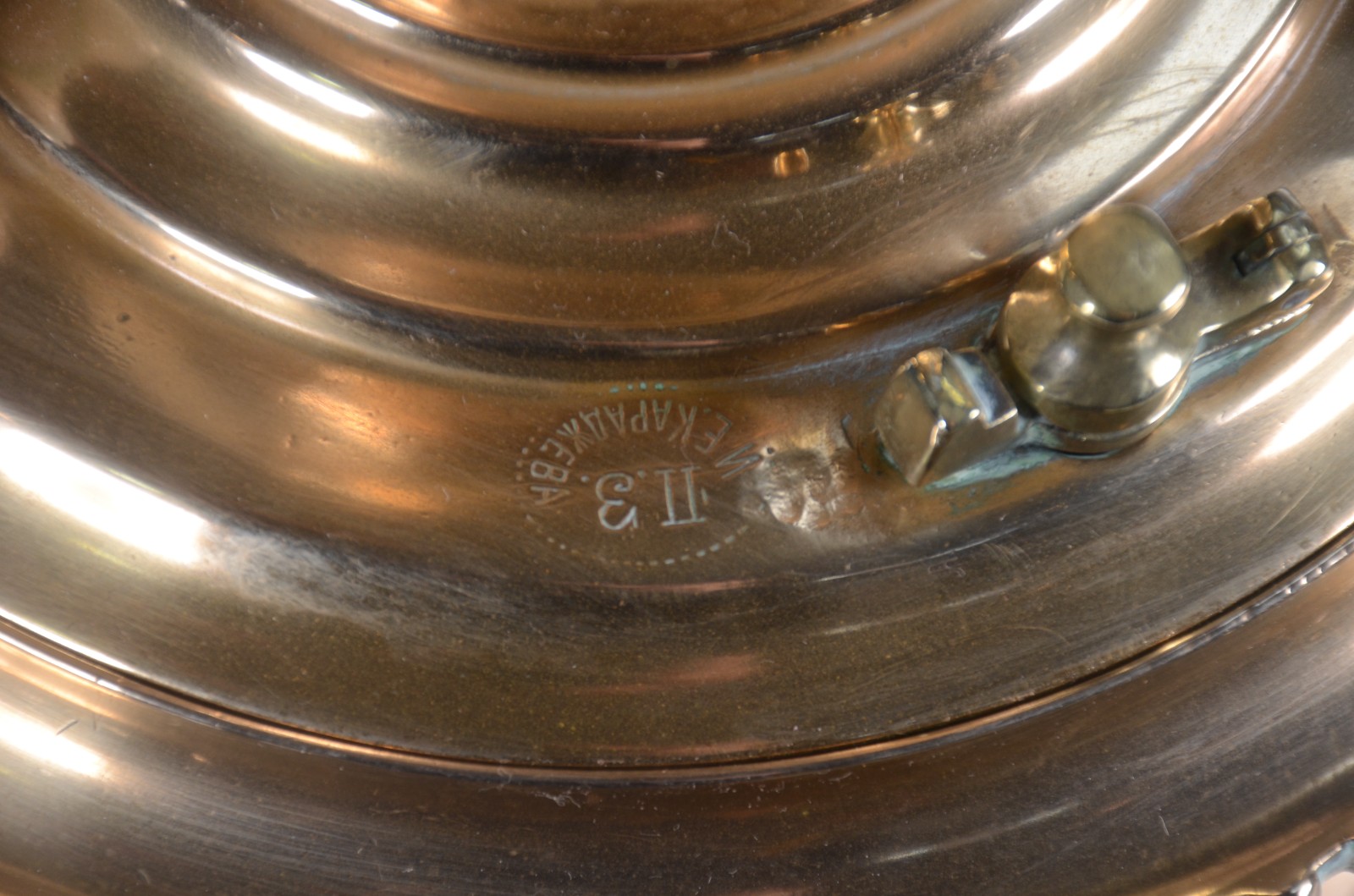 Samovar russo de metal dourado, corpo trabalhado em gomos, alças... - foto 6 de 11