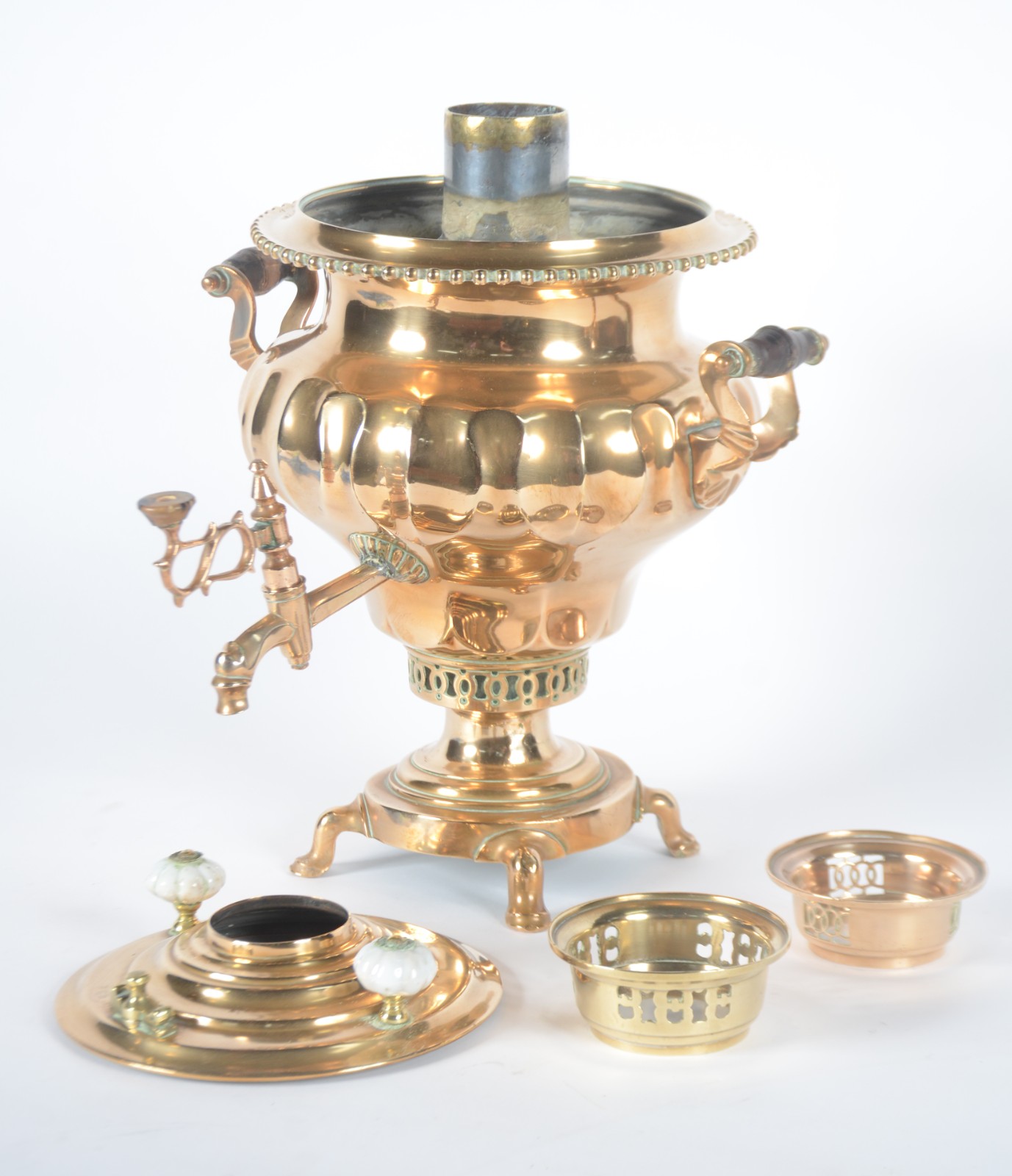Samovar russo de metal dourado, corpo trabalhado em gomos, alças... - foto 7 de 11