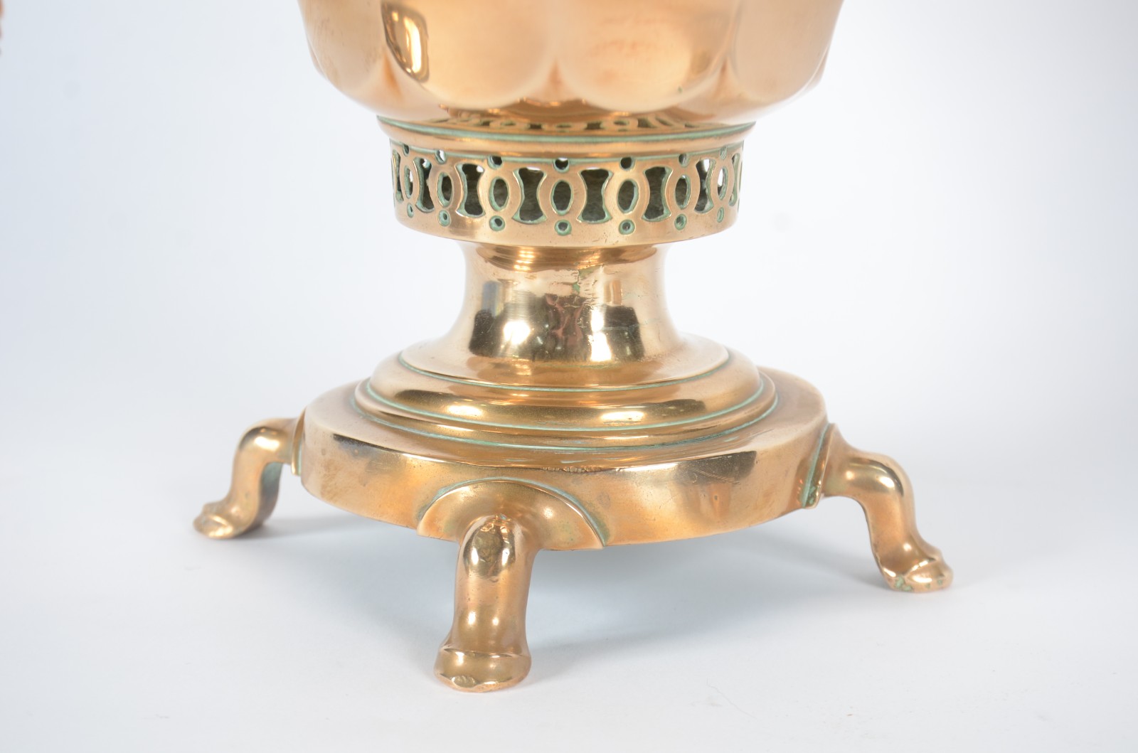 Samovar russo de metal dourado, corpo trabalhado em gomos, alças... - foto 9 de 11