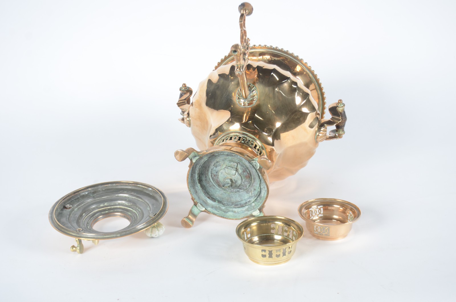 Samovar russo de metal dourado, corpo trabalhado em gomos, alças... - foto 10 de 11