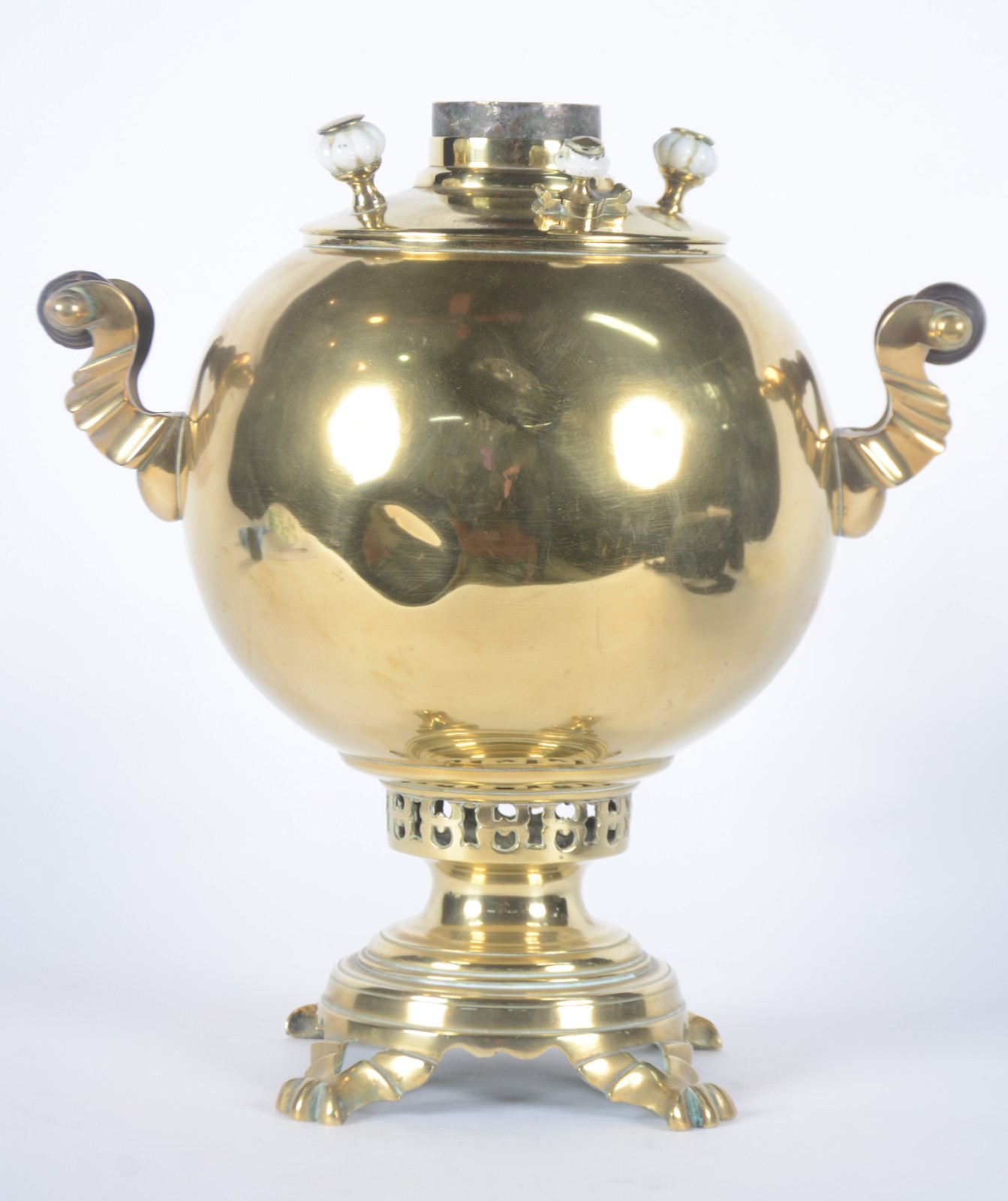 Samovar russo de metal dourado, base redonda com pés de garra, alças... - foto 2 de 11