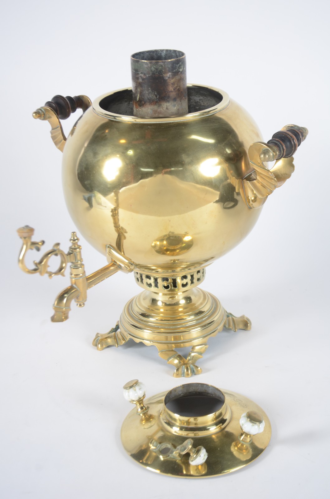 Samovar russo de metal dourado, base redonda com pés de garra, alças... - foto 3 de 11