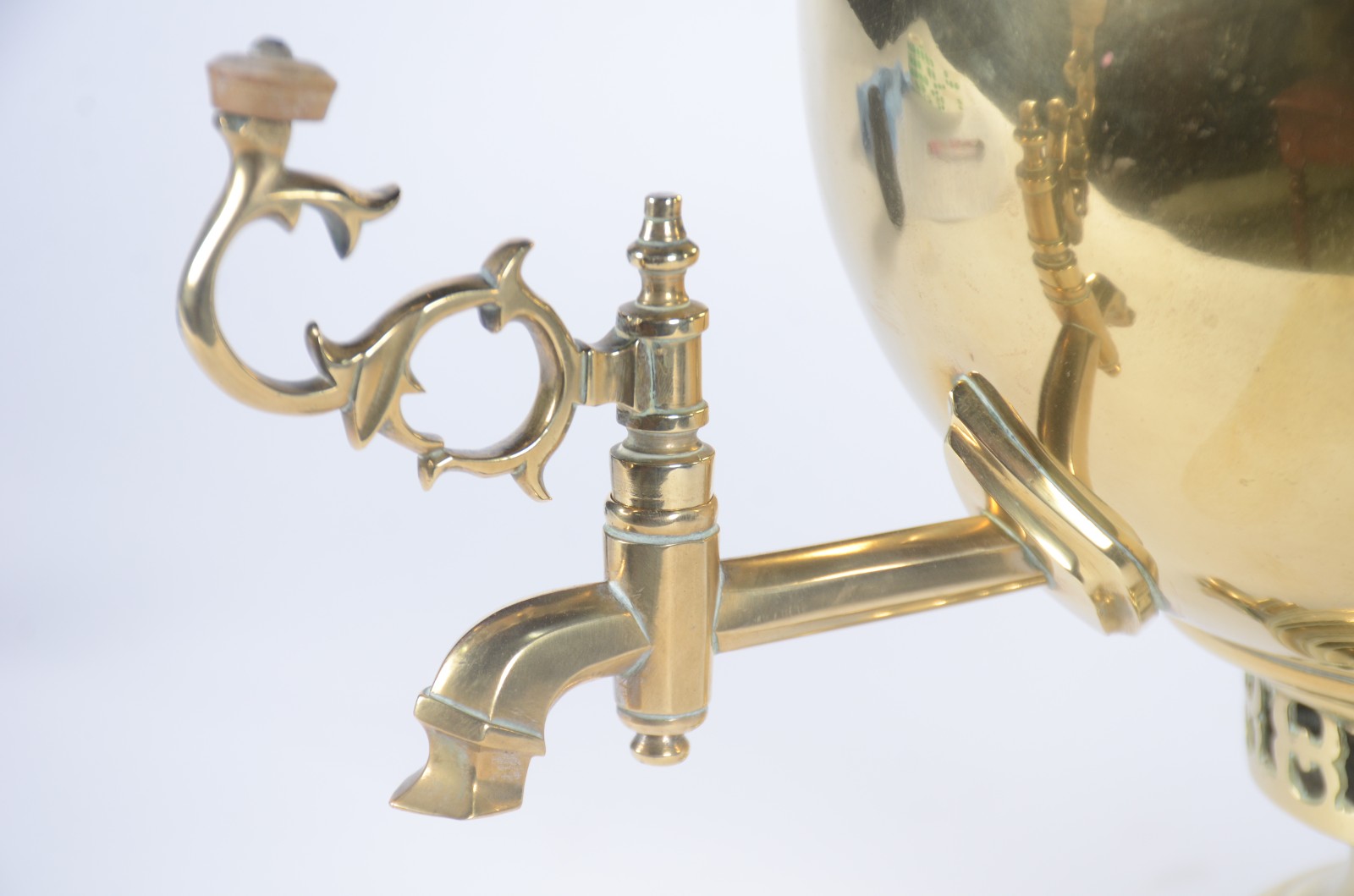 Samovar russo de metal dourado, base redonda com pés de garra, alças... - foto 4 de 11
