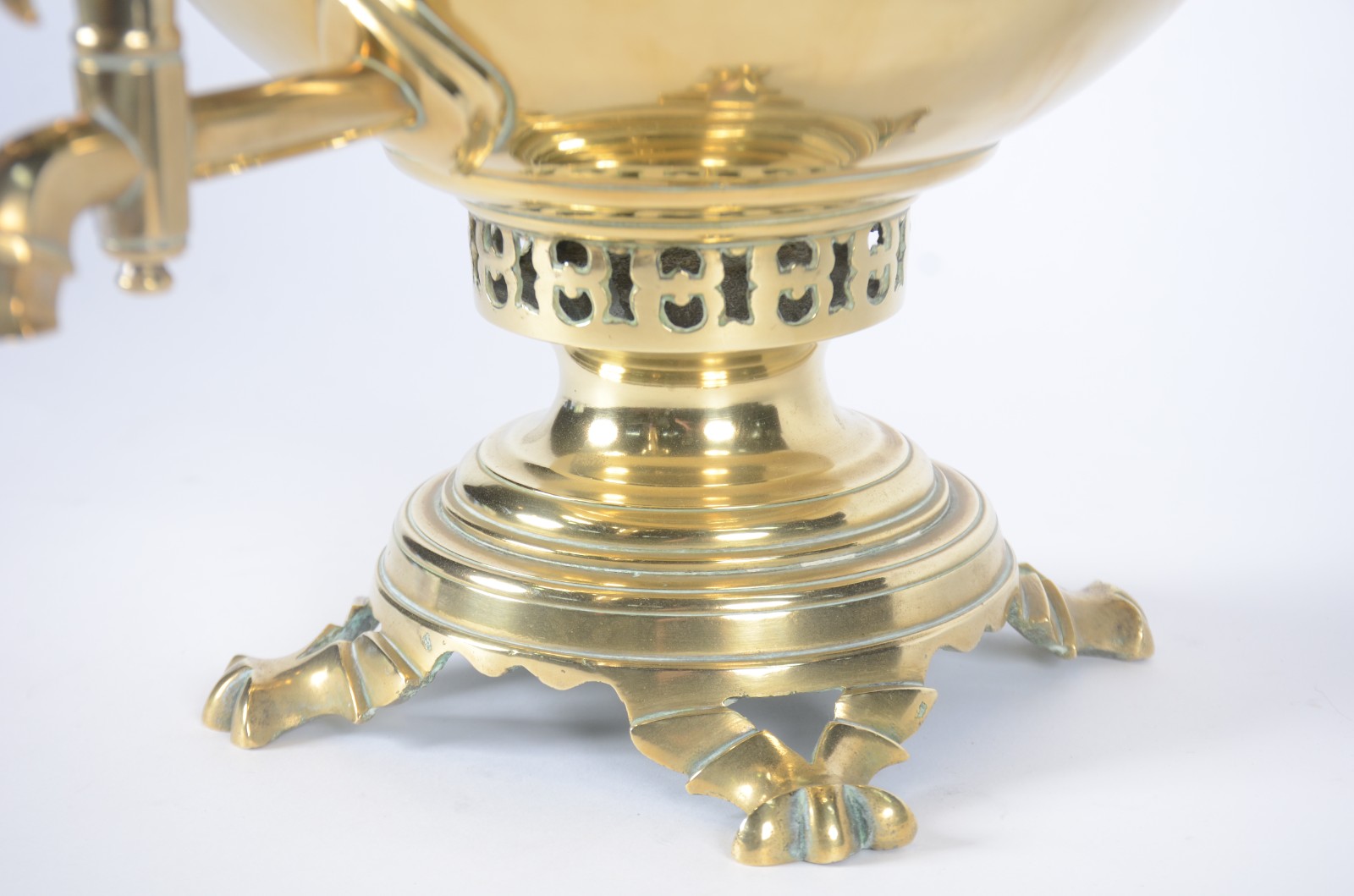 Samovar russo de metal dourado, base redonda com pés de garra, alças... - foto 6 de 11