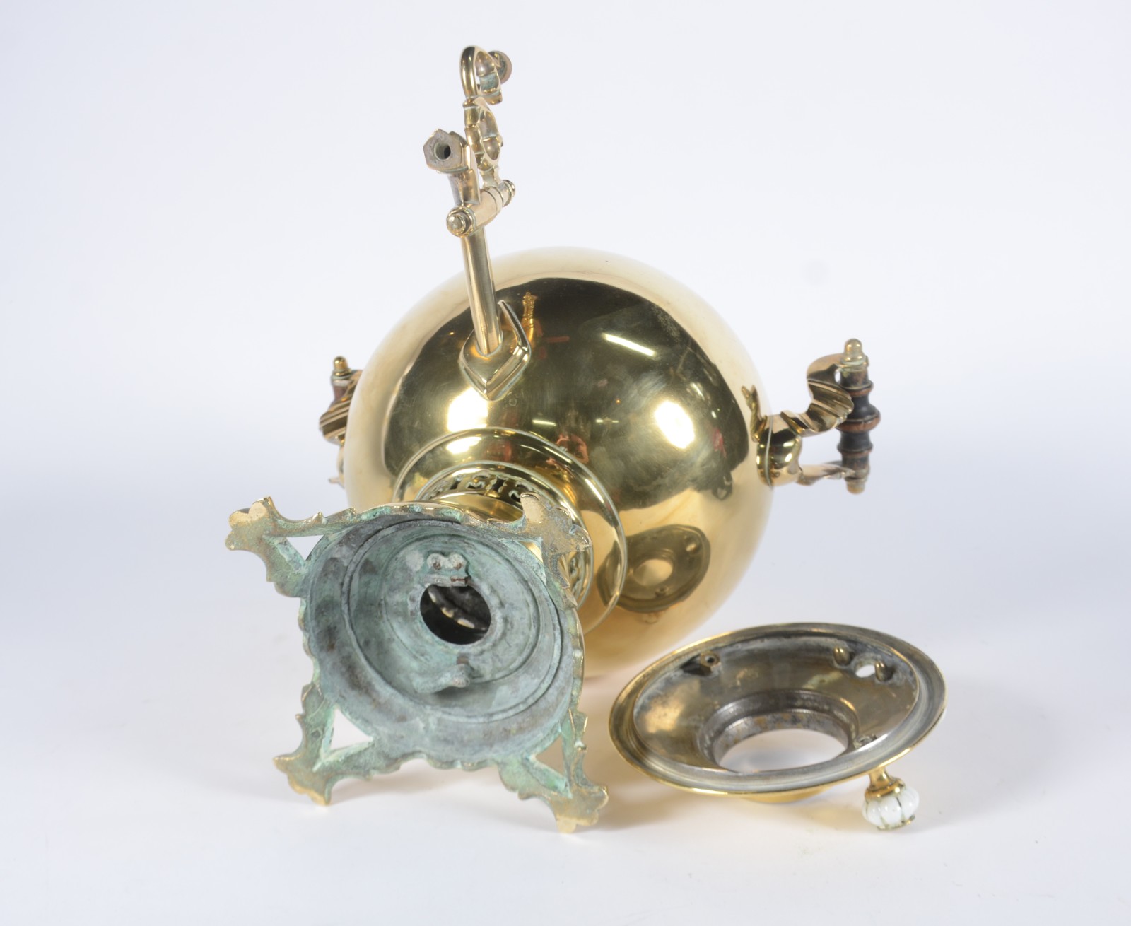 Samovar russo de metal dourado, base redonda com pés de garra, alças... - foto 7 de 11