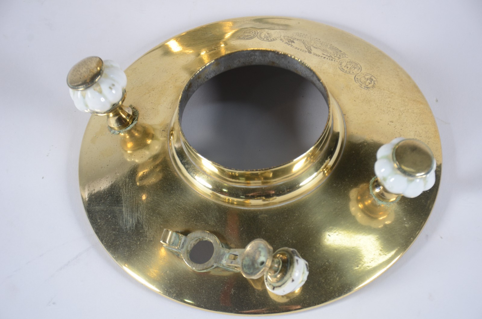 Samovar russo de metal dourado, base redonda com pés de garra, alças... - foto 8 de 11