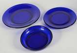 Serviço de jantar de vidro azul, composto de: 1... - Serviço de jantar de vidro azul, composto de: 12 pratos rasos, 12 pratos fundos e 11 de sobremesa. Total: 35 peças.