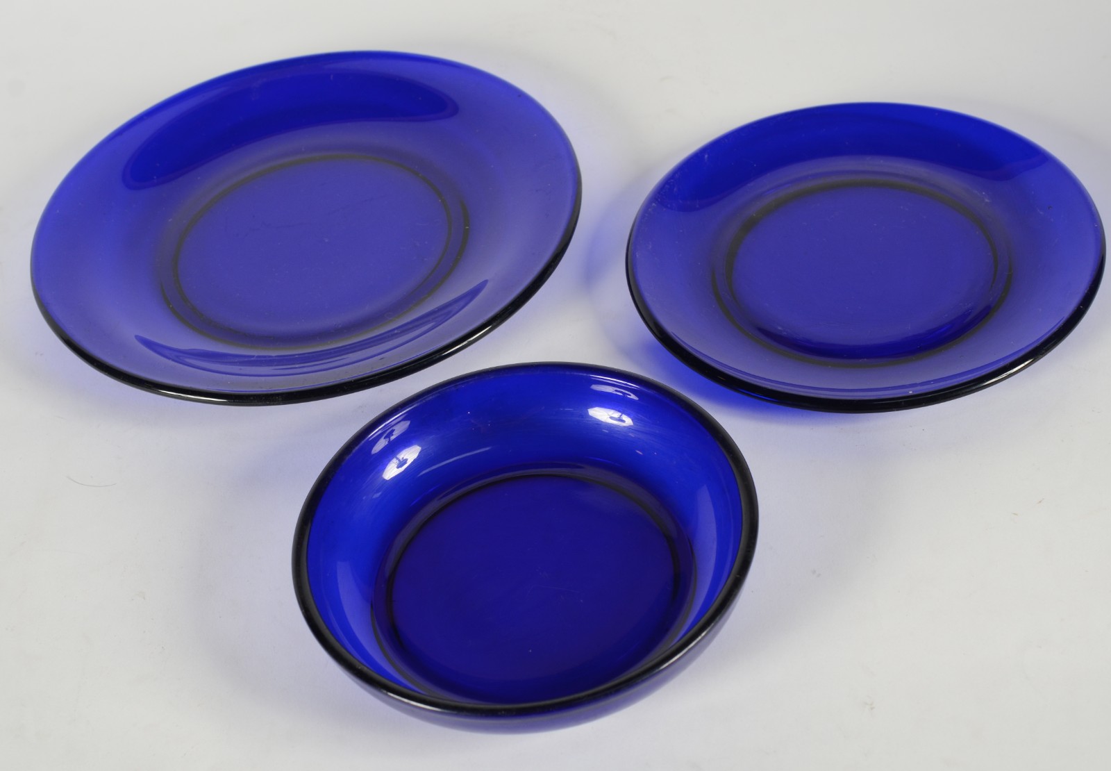 Serviço de jantar de vidro azul, composto de: 12 pratos rasos, 12... - foto 3 de 4