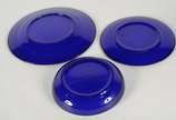 Serviço de jantar de vidro azul, composto de: 1... - Serviço de jantar de vidro azul, composto de: 12 pratos rasos, 12 pratos fundos e 11 de sobremesa. Total: 35 peças.