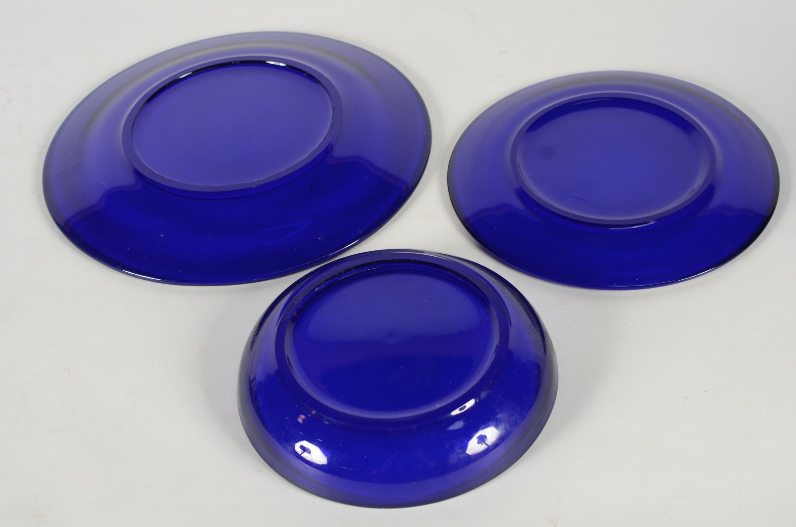 Serviço de jantar de vidro azul, composto de: 12 pratos rasos, 12... - foto 4 de 4
