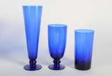Serviço de copos de vidro azul, composto de: 6 ... - Serviço de copos de vidro azul, composto de: 6 longos para água, 6 com pé alto para vinho, 6 tulipas para cerveja e 2 jarras. Total: 20 peças.