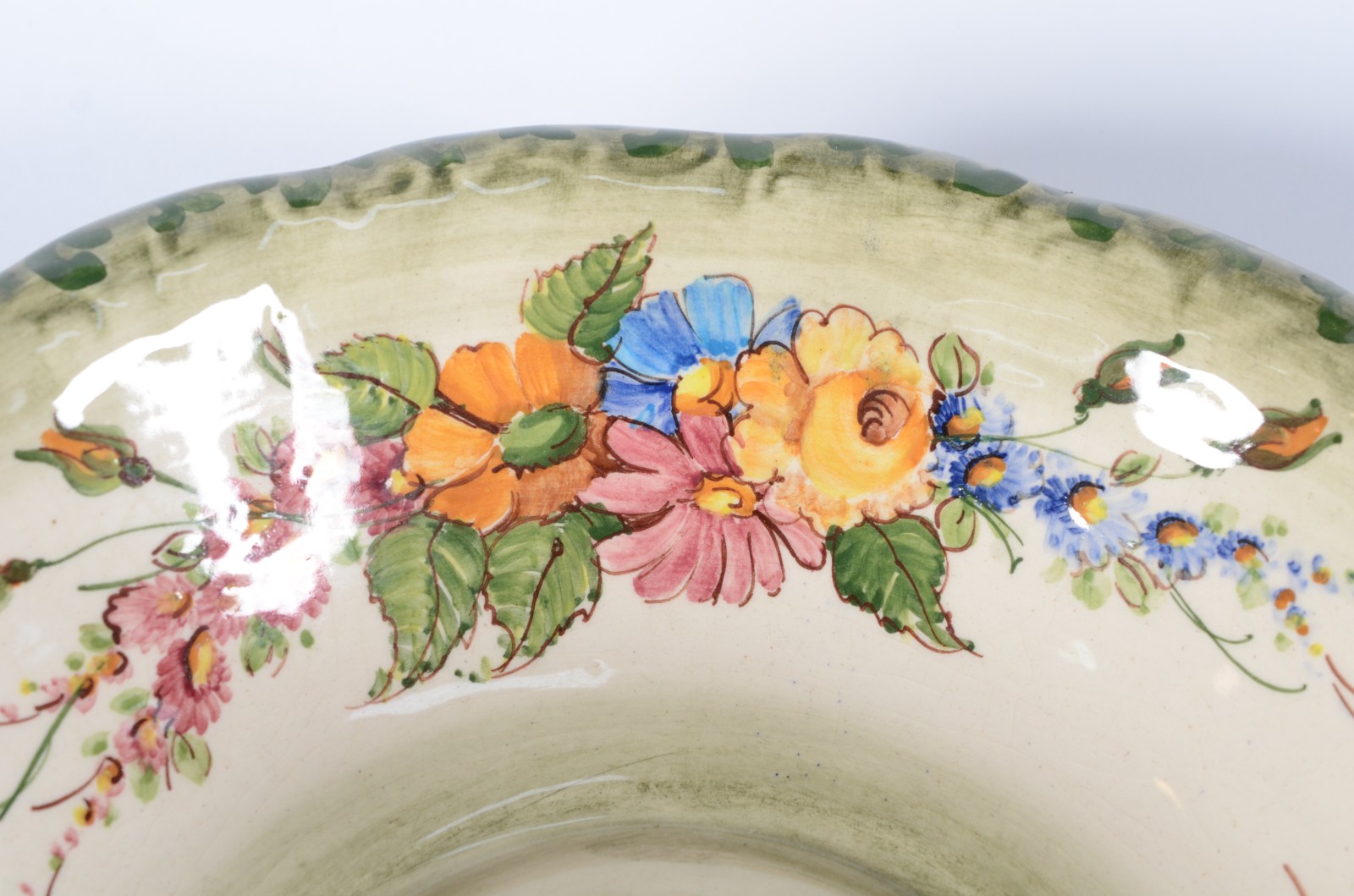 Jarra com bacia de cerâmica italiana decorada com flores em... - foto 4 de 11