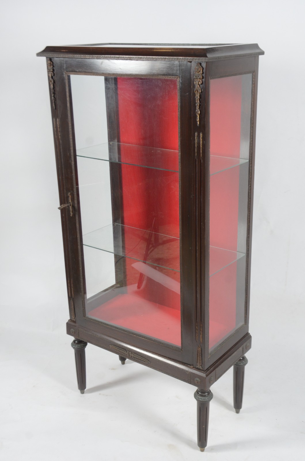 Vitrine de madeira nobre, pernas cilíndricas frisadas, parte interna... - foto 1 de 7