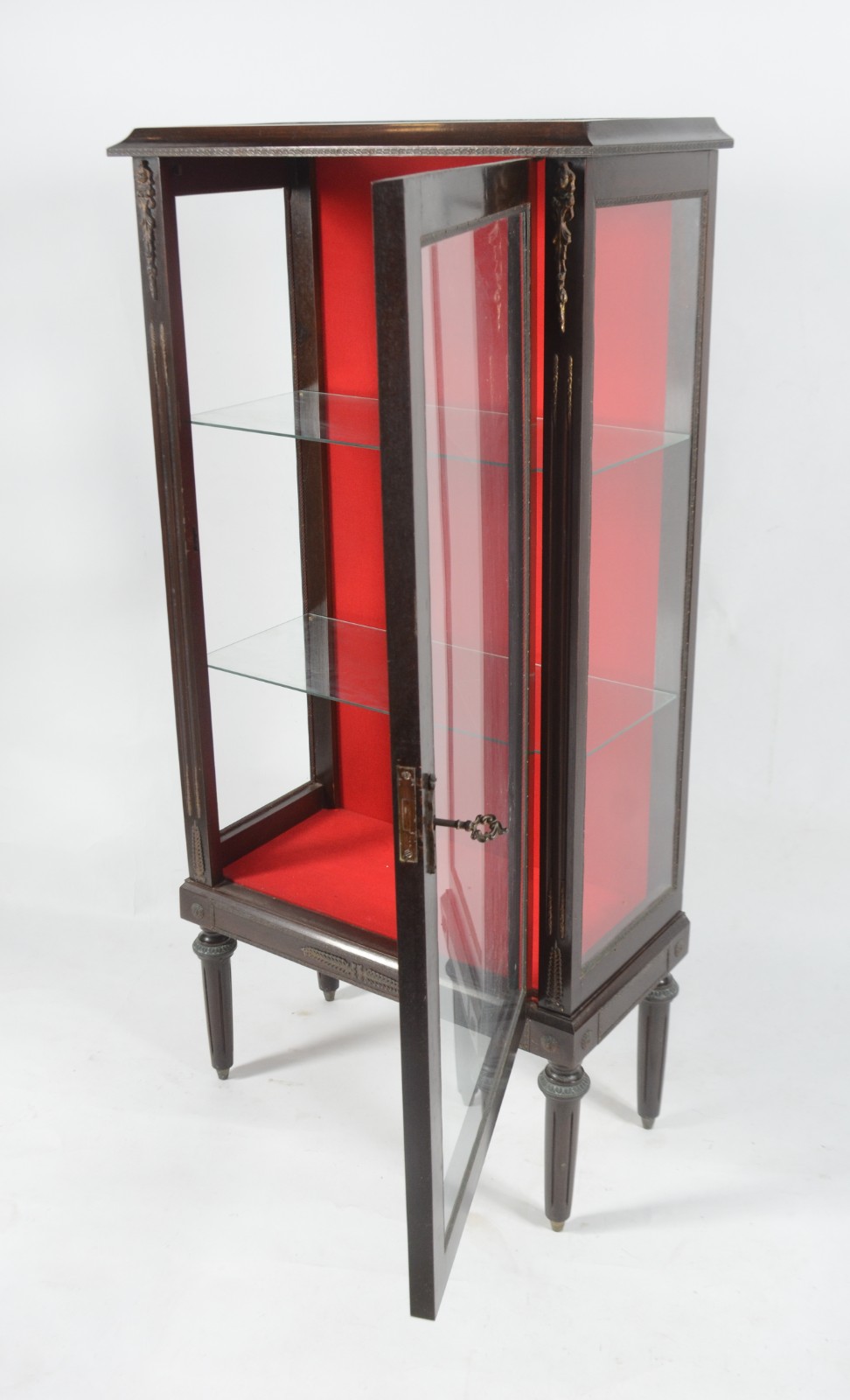Vitrine de madeira nobre, pernas cilíndricas frisadas, parte interna... - foto 2 de 7