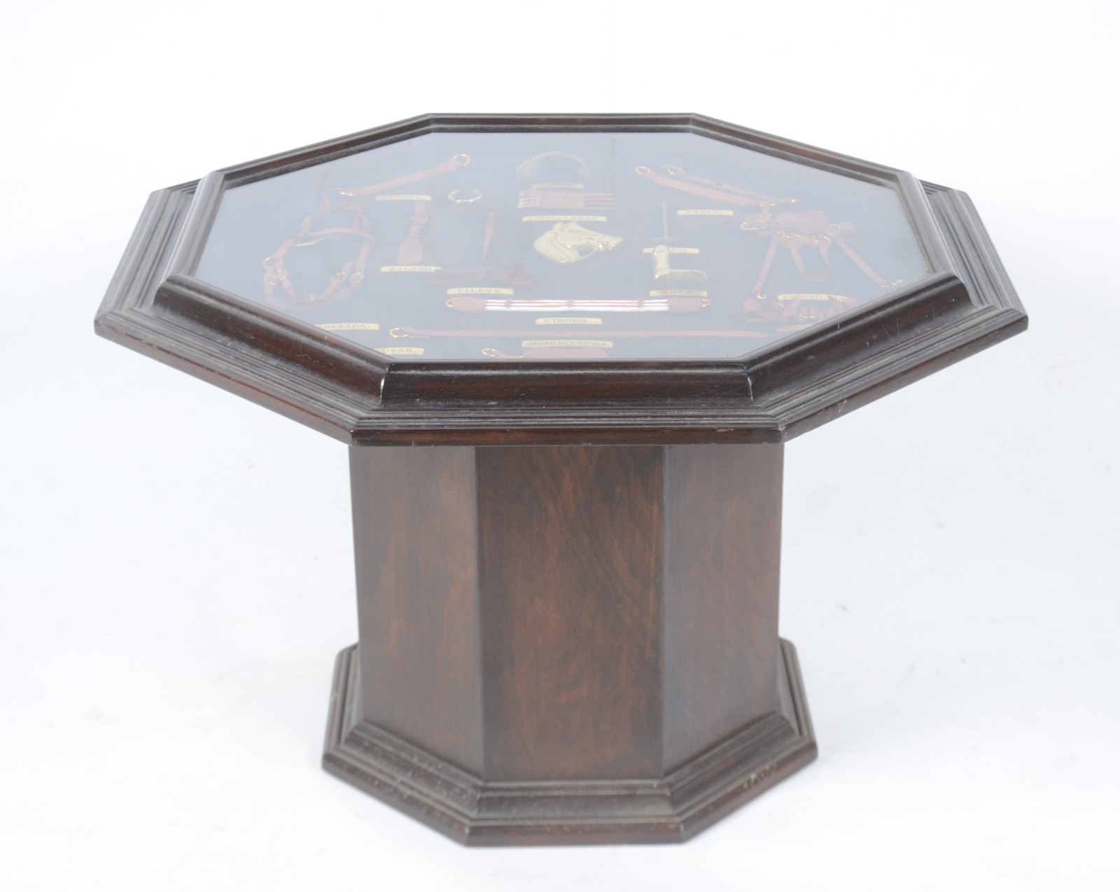 Mesa auxiliar de madeira feitio oitavado, tampo com miniaturas de... - foto 3 de 5