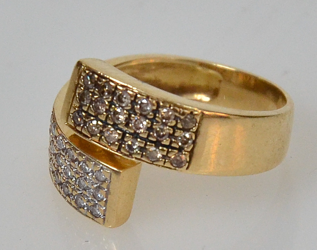 Anel de ouro 18 k com 35 brilhantes, peso 5,5 g.