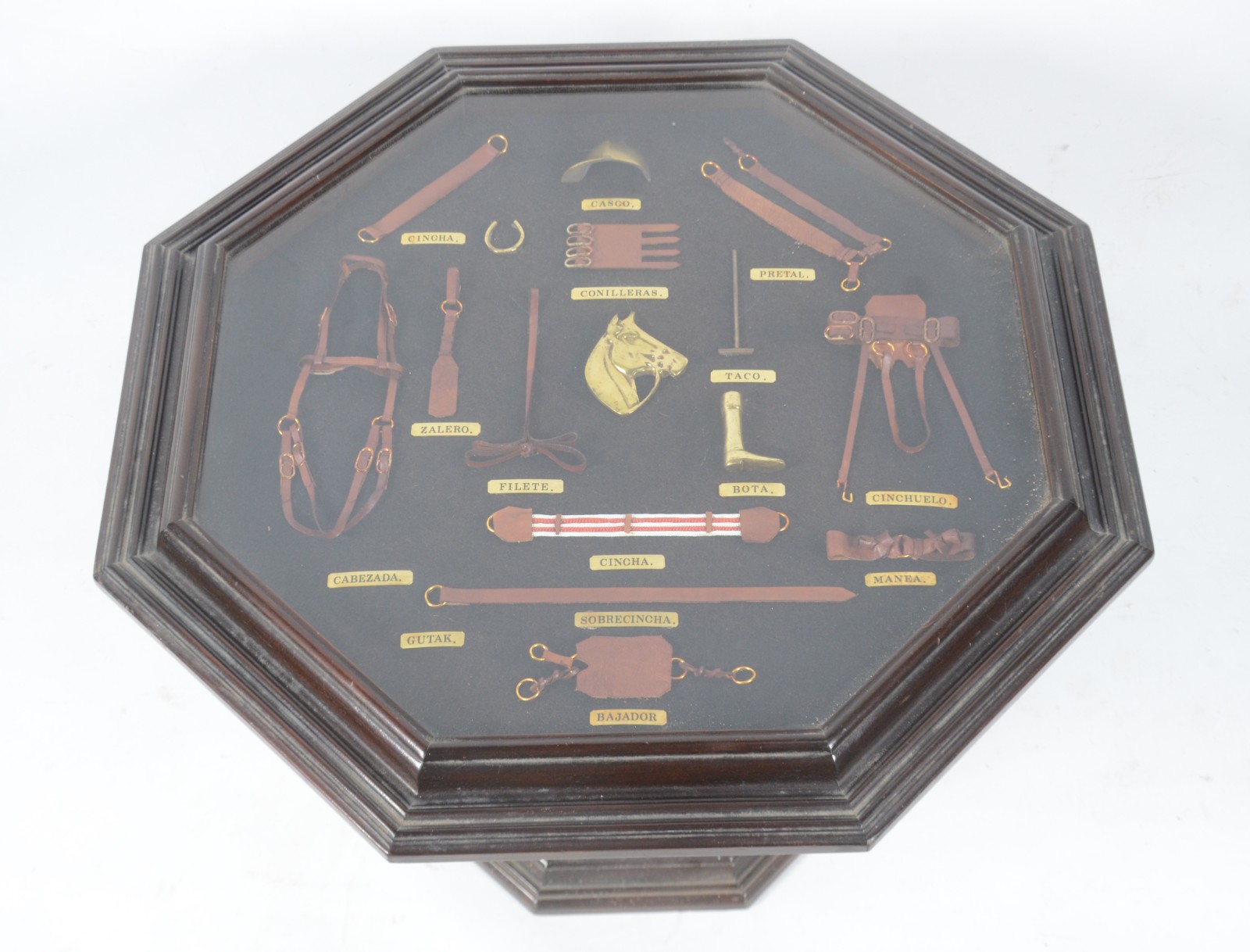 Mesa auxiliar de madeira feitio oitavado, tampo com miniaturas de... - foto 4 de 5