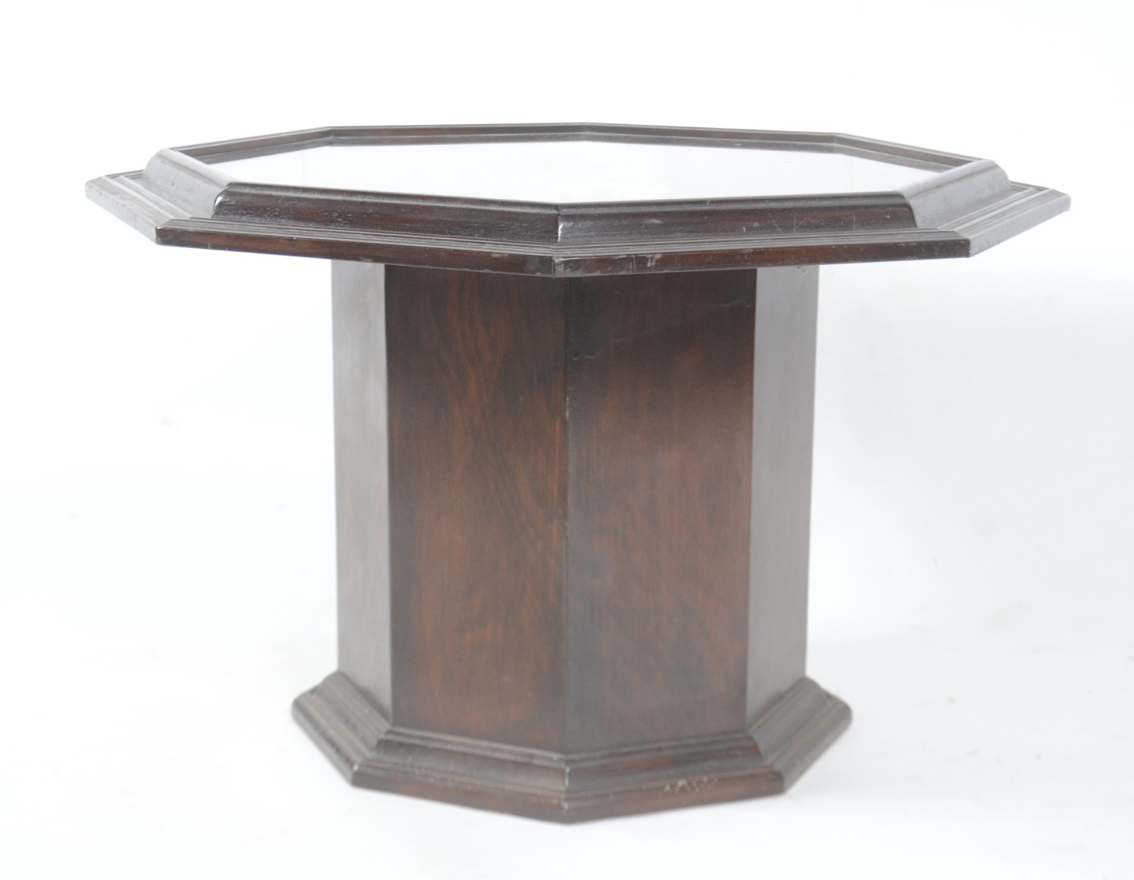 Mesa auxiliar de madeira feitio oitavado, tampo com miniaturas de... - foto 5 de 5