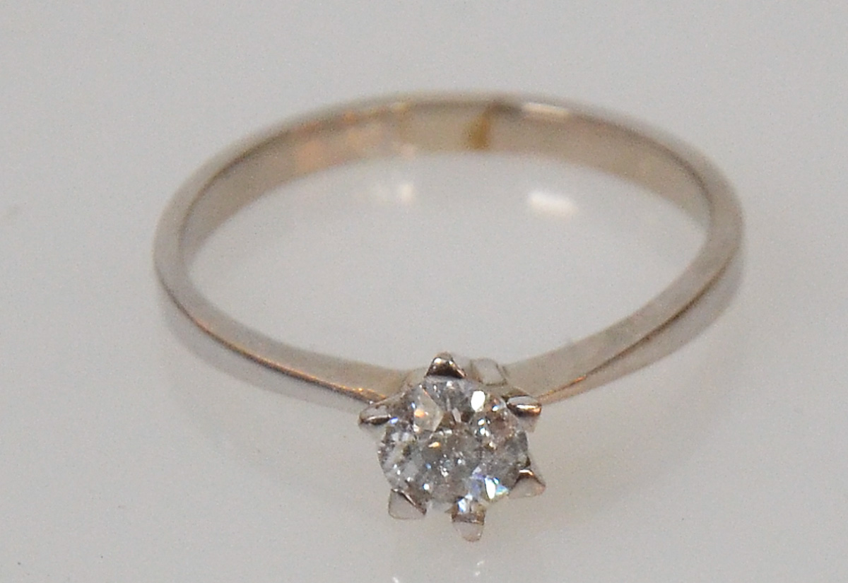 Anel de ouro branco com brilhante solitário de 0,5 ct. Peso 2,4 g.