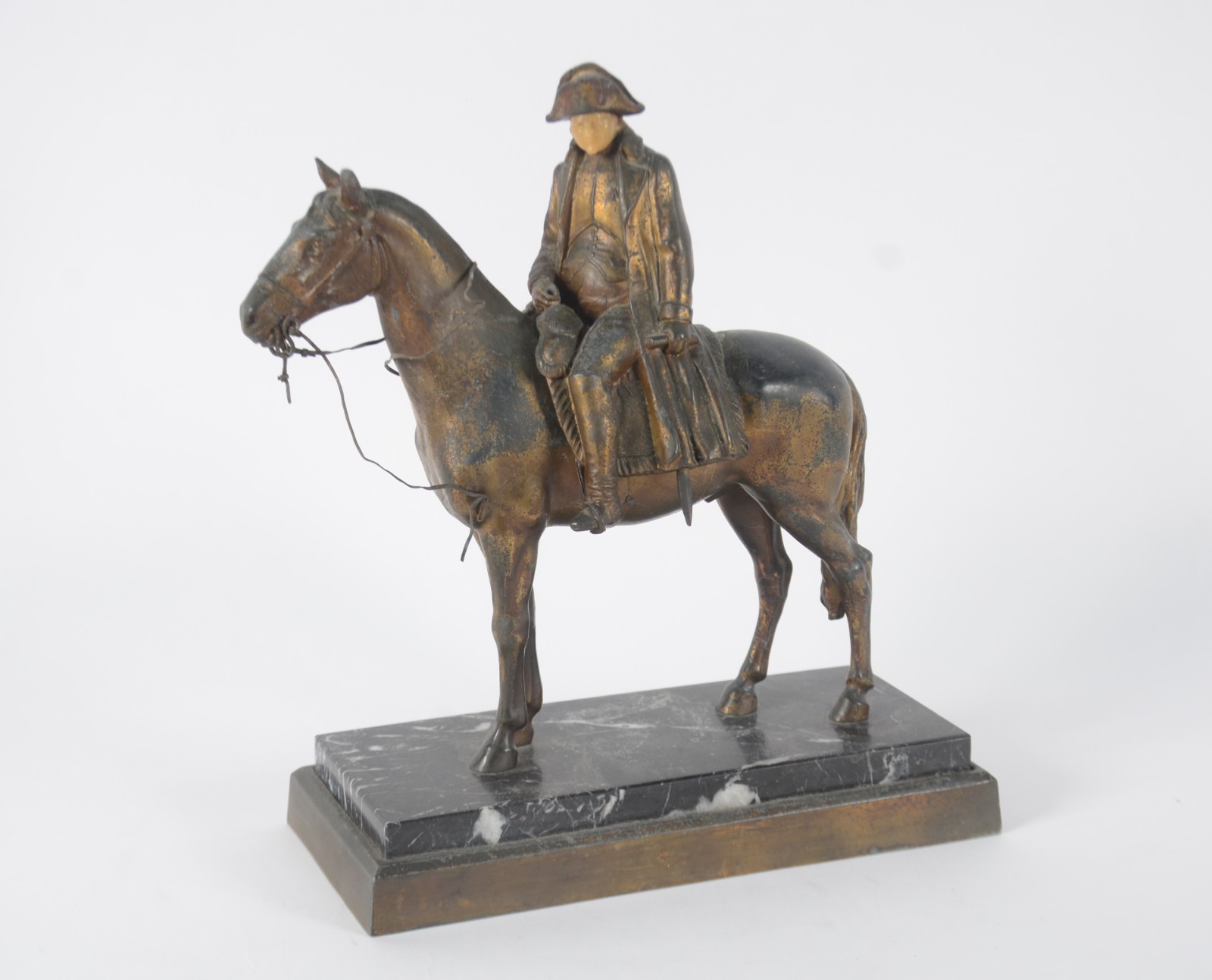 Escultura de bronze representando Napoleão a cavalo, base de mármore... - foto 1 de 8