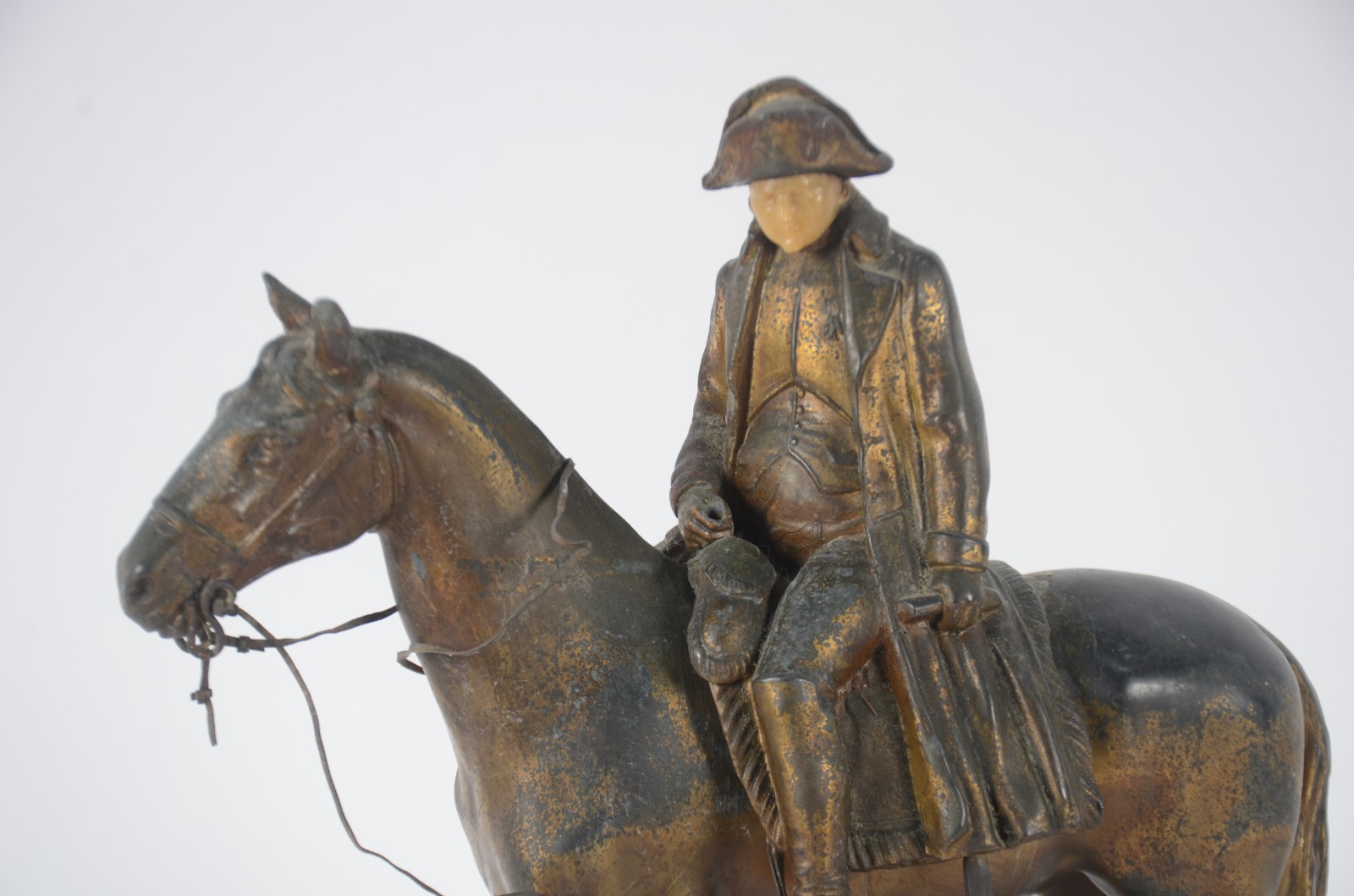 Escultura de bronze representando Napoleão a cavalo, base de mármore... - foto 2 de 8