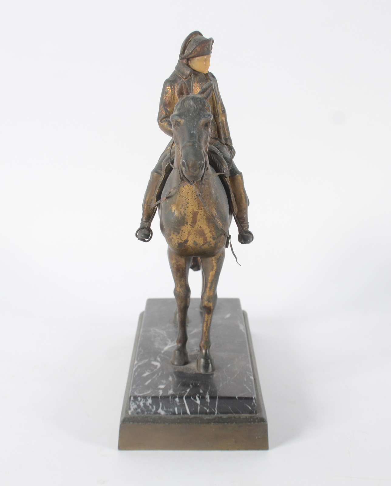 Escultura de bronze representando Napoleão a cavalo, base de mármore... - foto 4 de 8
