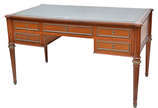 Mesa de escritório de madeira nobre, tampo de c... - Mesa de escritório de madeira nobre, tampo de couro pirogravado, 5 gavetas, aplicações de bronze. Med. 1,32 x 71 alt. 78 cm.