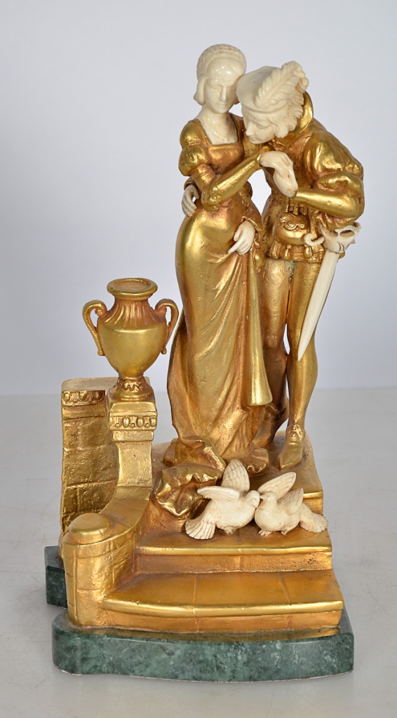 Estatueta de bronze e marfim criselefantina repres. Romeu e Julieta...