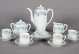 Serviço de café de porcelana Noritake composto ... - Serviço de café de porcelana Noritake composto de: 4 xícaras para café com pires, bule, leiteira, açucareiro e manteigueira.