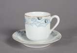 Serviço de café de porcelana Noritake composto ... - Serviço de café de porcelana Noritake composto de: 4 xícaras para café com pires, bule, leiteira, açucareiro e manteigueira.