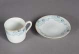 Serviço de café de porcelana Noritake composto ... - Serviço de café de porcelana Noritake composto de: 4 xícaras para café com pires, bule, leiteira, açucareiro e manteigueira.