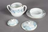 Serviço de café de porcelana Noritake composto ... - Serviço de café de porcelana Noritake composto de: 4 xícaras para café com pires, bule, leiteira, açucareiro e manteigueira.